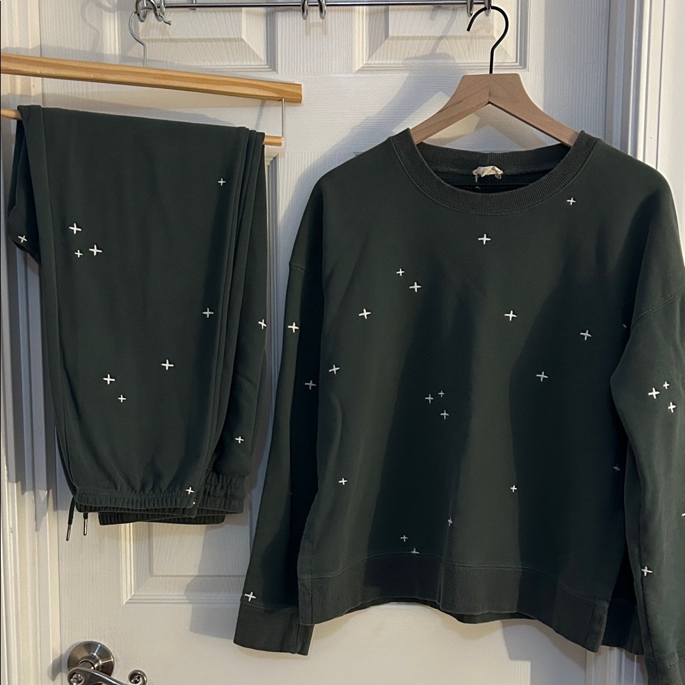 Cozy Hem & Thread Set in Dark Green with enbroidery stars